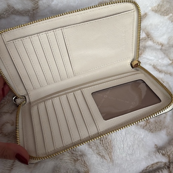 Michael Kors zippered wallet - Picture 2 of 6